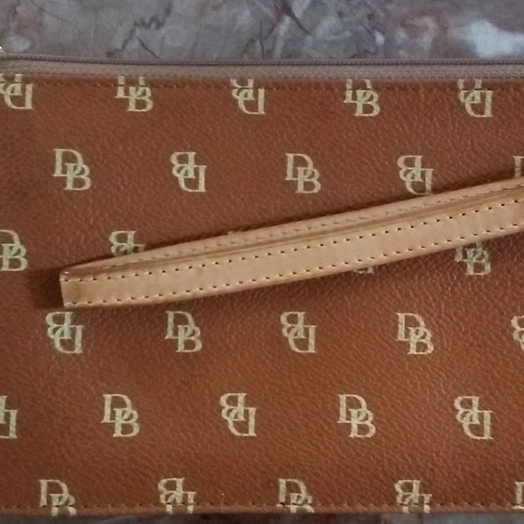 Dooney & Bourke pebled leather wristlet - Picture 4 of 5